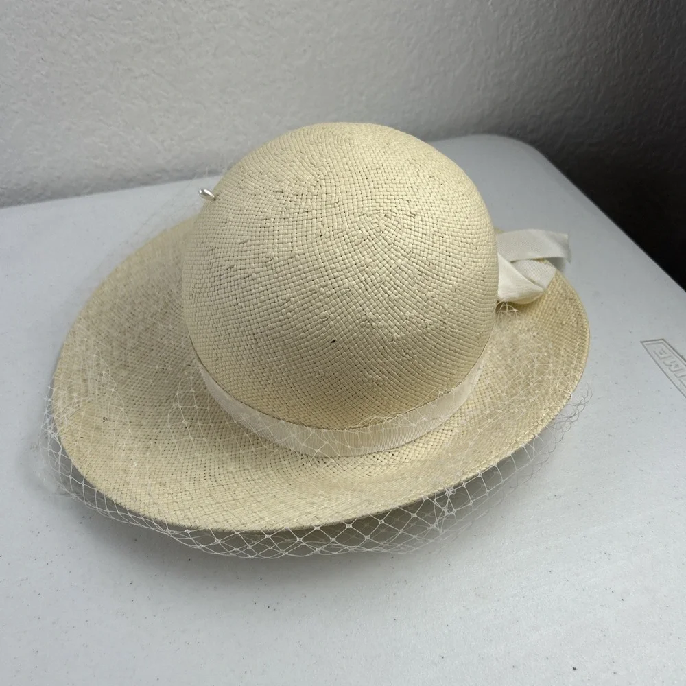 Elegant Womens Fedoria Straw Hat With White Netting Vintage